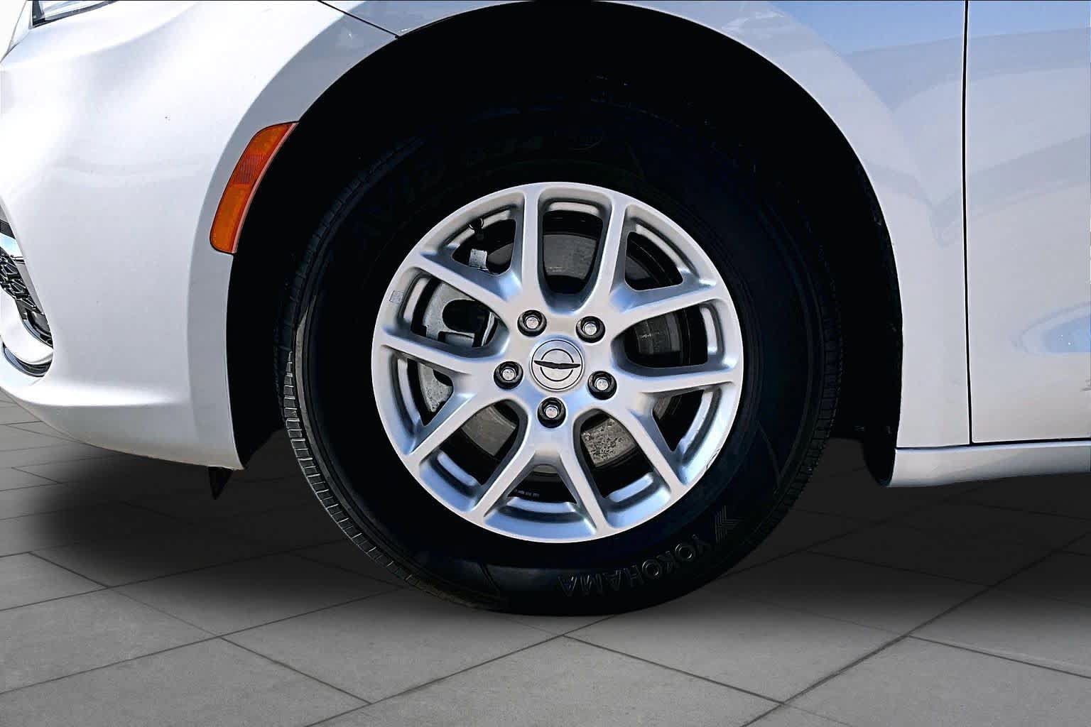 Used 2024 Chrysler Pacifica Touring-L FWD image 10