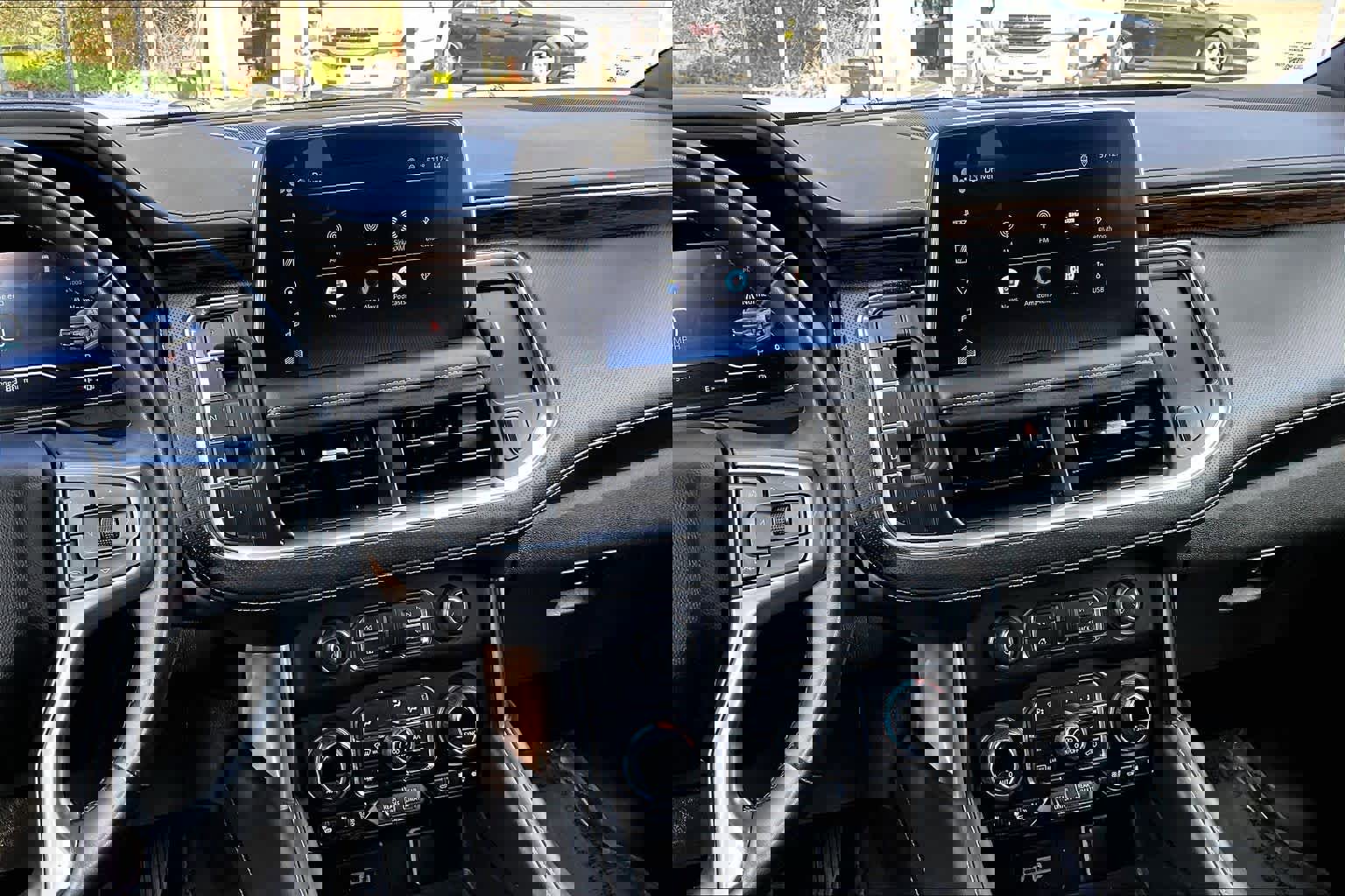 Used 2023 Chevrolet Suburban Premier image 6