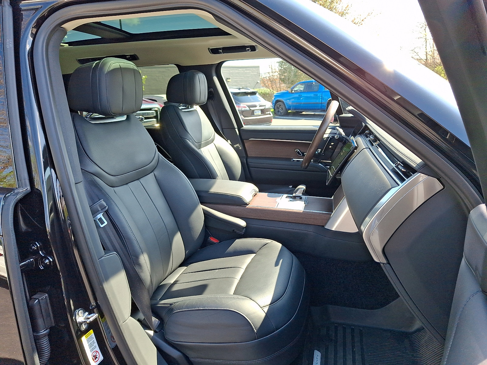 Used 2025 Land Rover Range Rover Long Wheelbase SE image 3