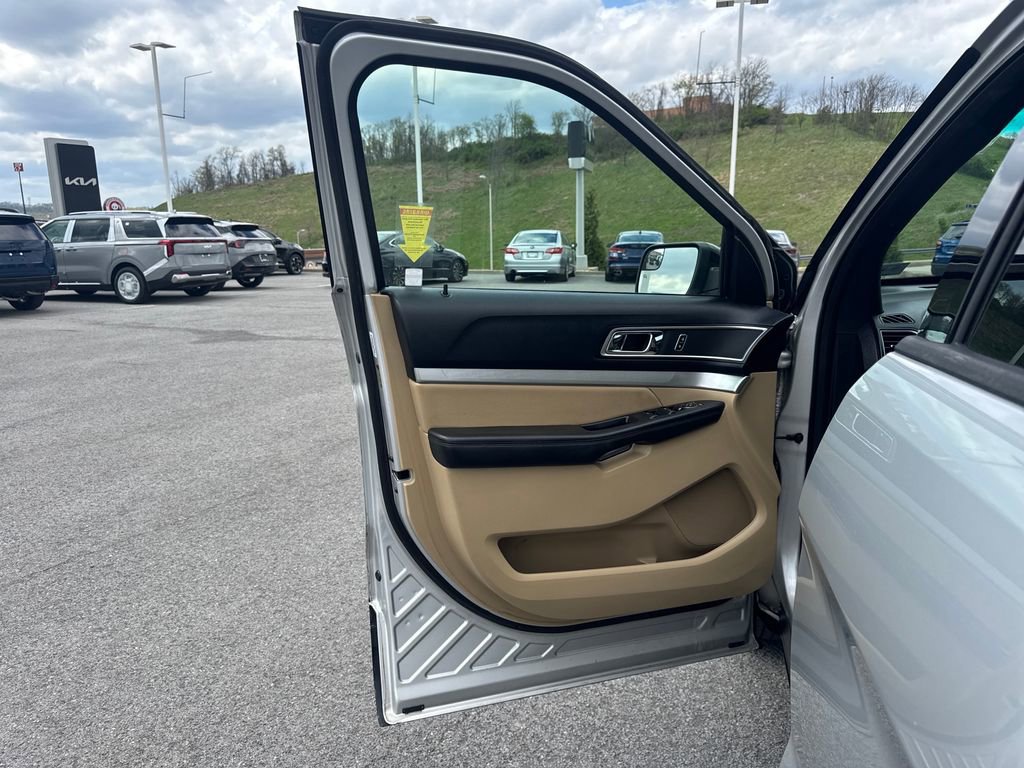 Used 2016 Ford Explorer XLT w/ Equipment Group 201A image 28