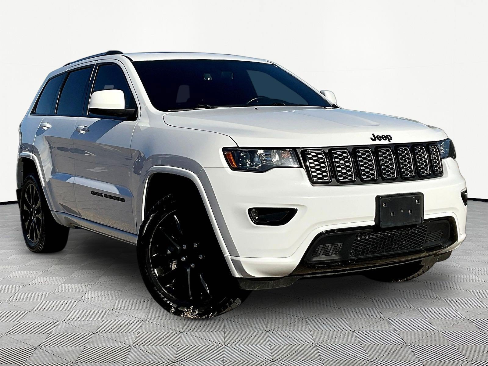 Used 2021 Jeep Grand Cherokee Altitude AWD/4WD image 3