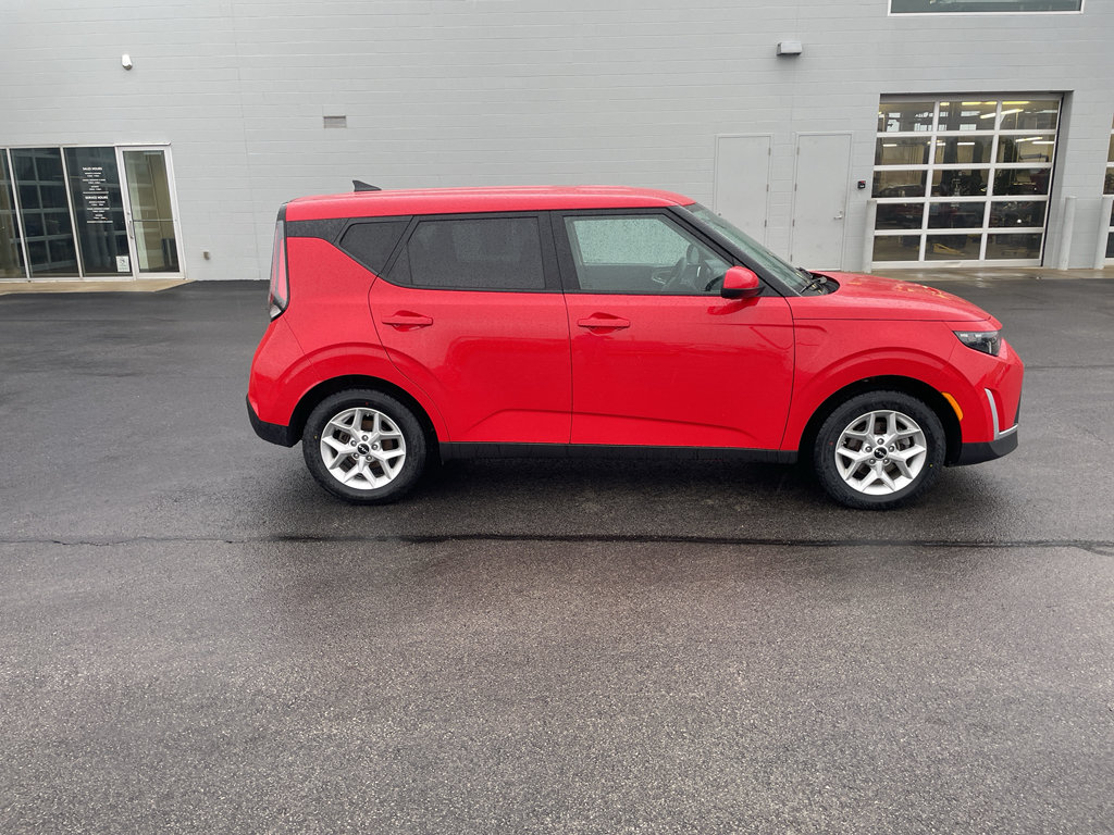 Used 2025 Kia Soul LX w/ LX Technology Package FWD image 7