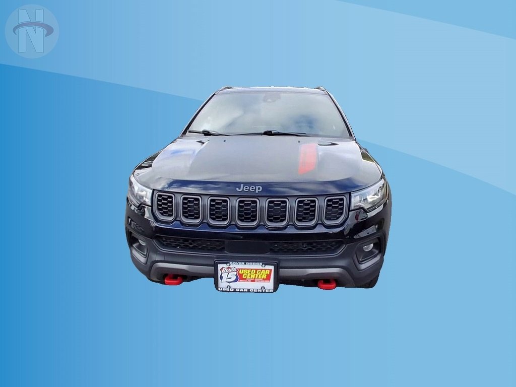 Used 2025 Jeep Compass Trailhawk AWD/4WD image 3