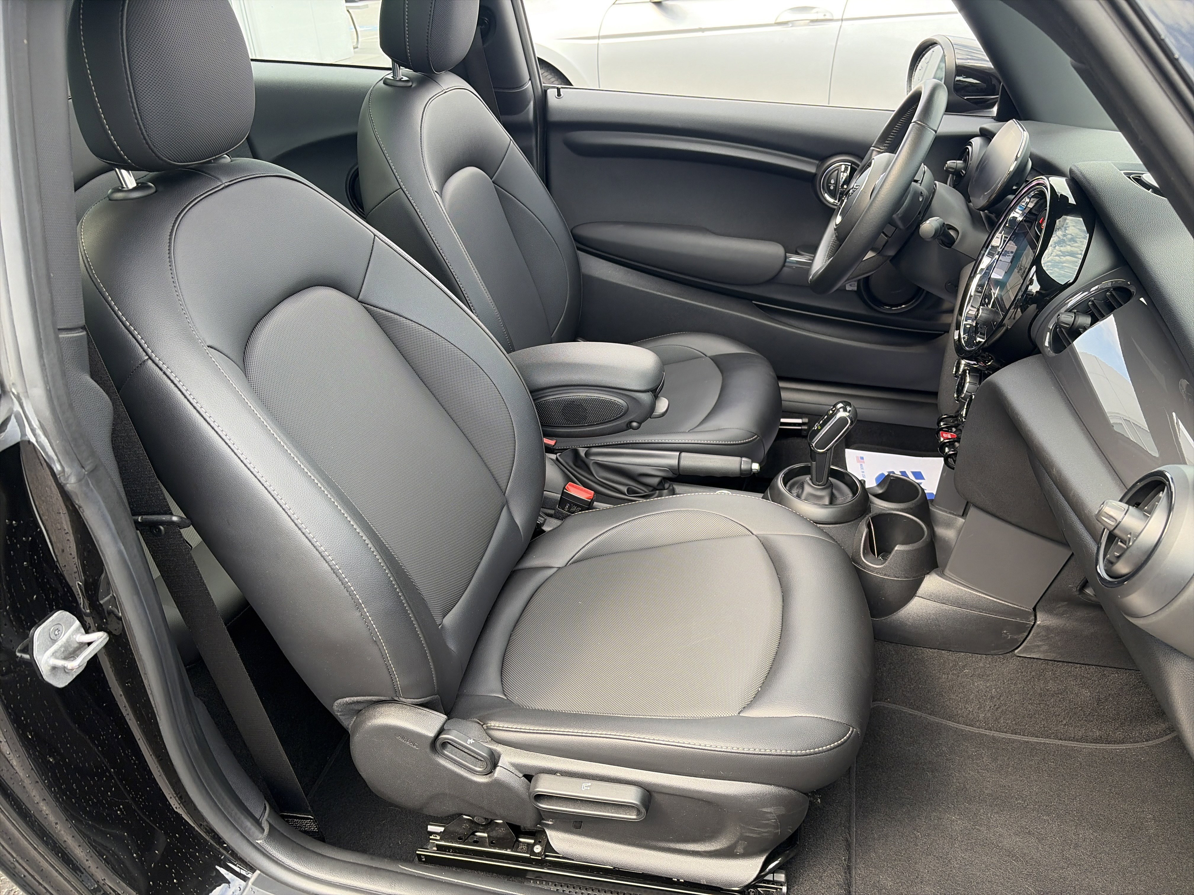 Used 2022 MINI Cooper 2-Door Hardtop image 28