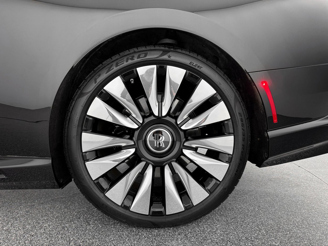 Used 2024 Rolls-Royce Spectre image 35