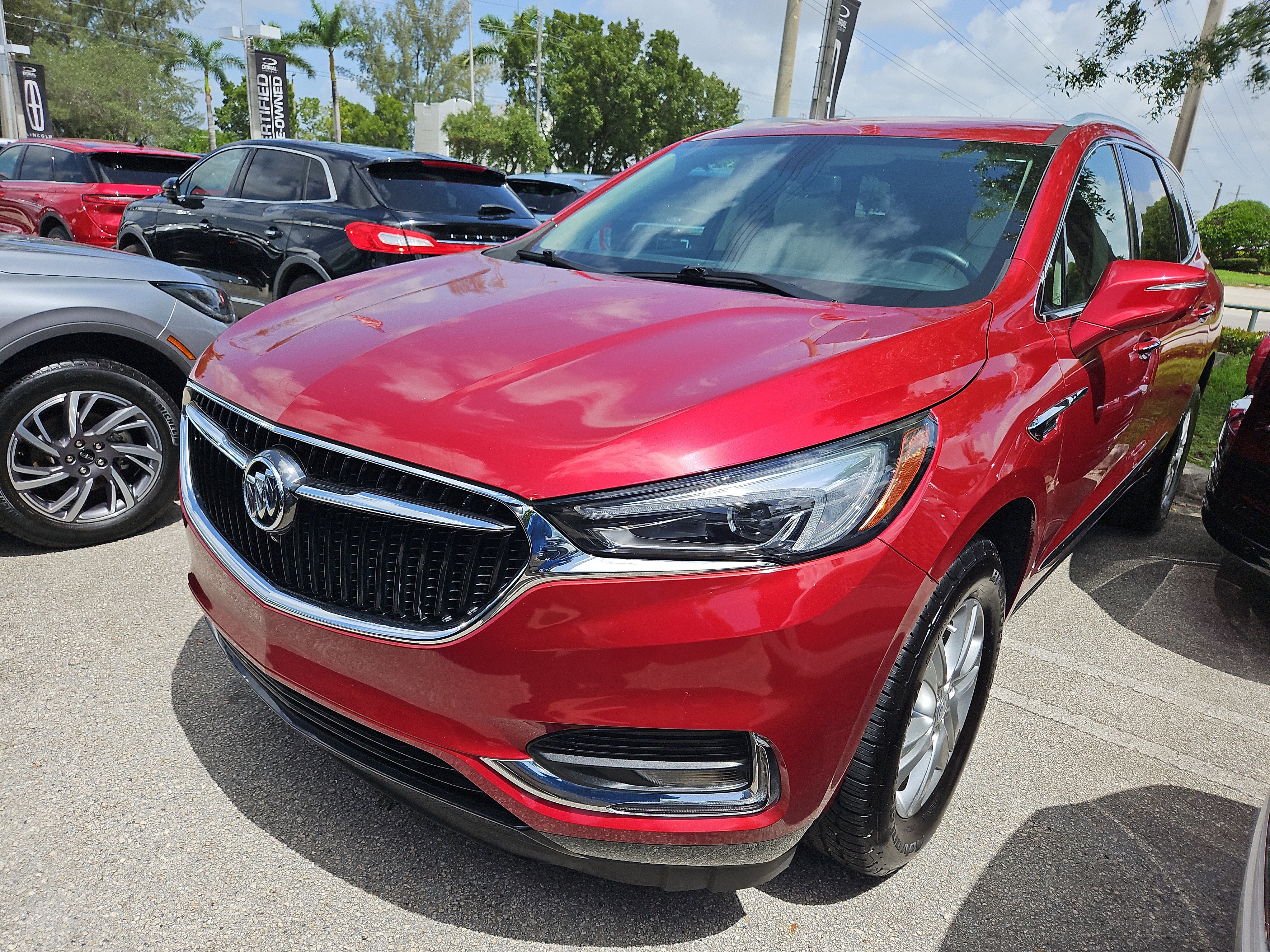 Used 2021 Buick Enclave Essence image 2