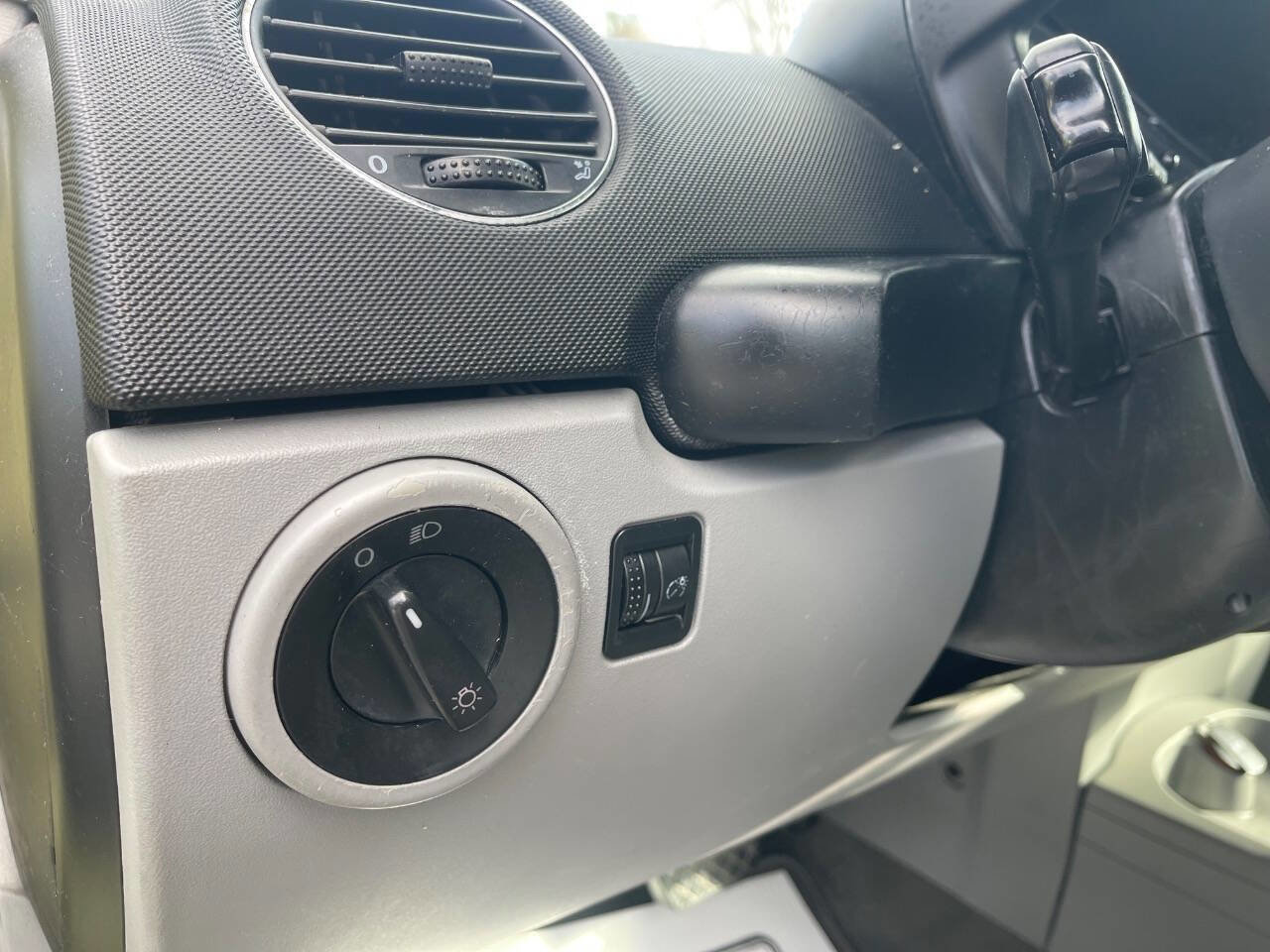 Used 2006 Volkswagen Beetle 2.5 PZEV 2dr Convertible (2.5L image 26