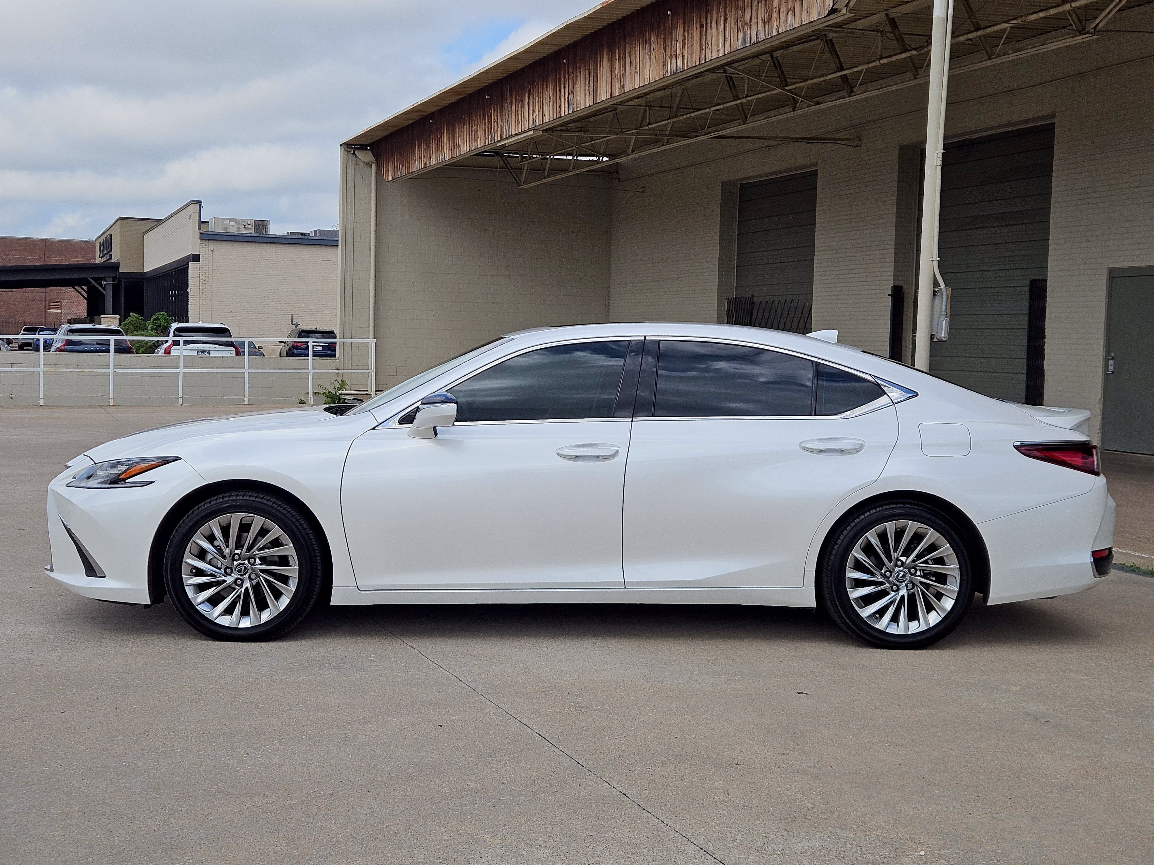Used 2023 Lexus ES 300h Ultra Luxury w/ Accessory Package (Z2) FWD image 4
