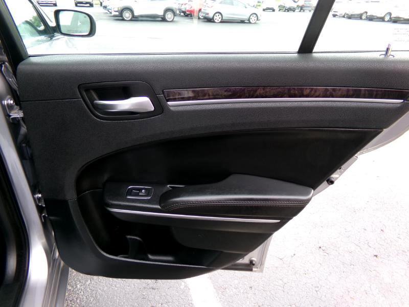 Used 2018 Chrysler 300 Limited image 39