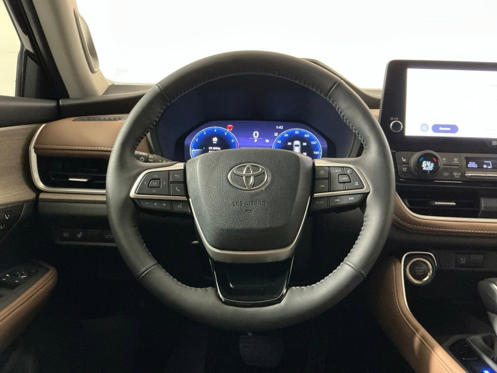 Used 2025 Toyota Grand Highlander AWD image 13