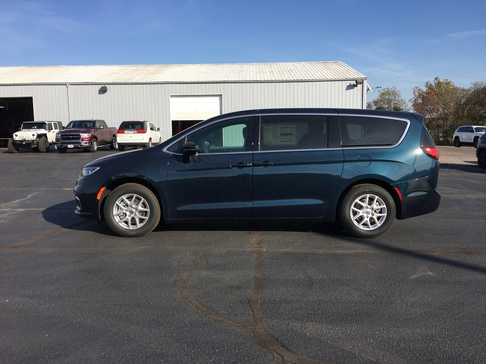 New 2025 Chrysler Pacifica Select image 6