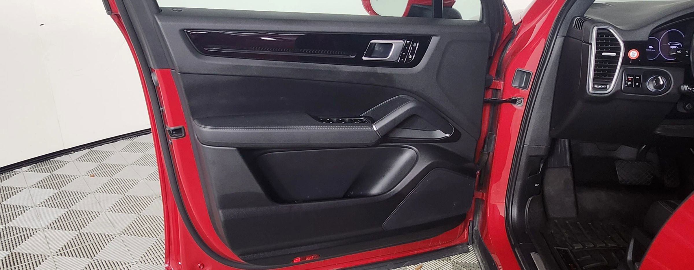 Used 2021 Porsche Cayenne E-Hybrid Sport Utility 4D image 9