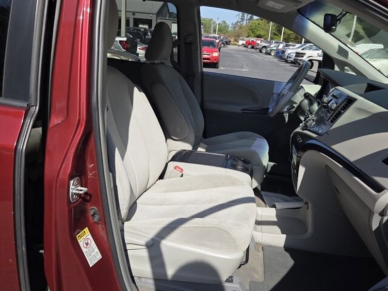 Used 2014 Toyota Sienna LE FWD image 17