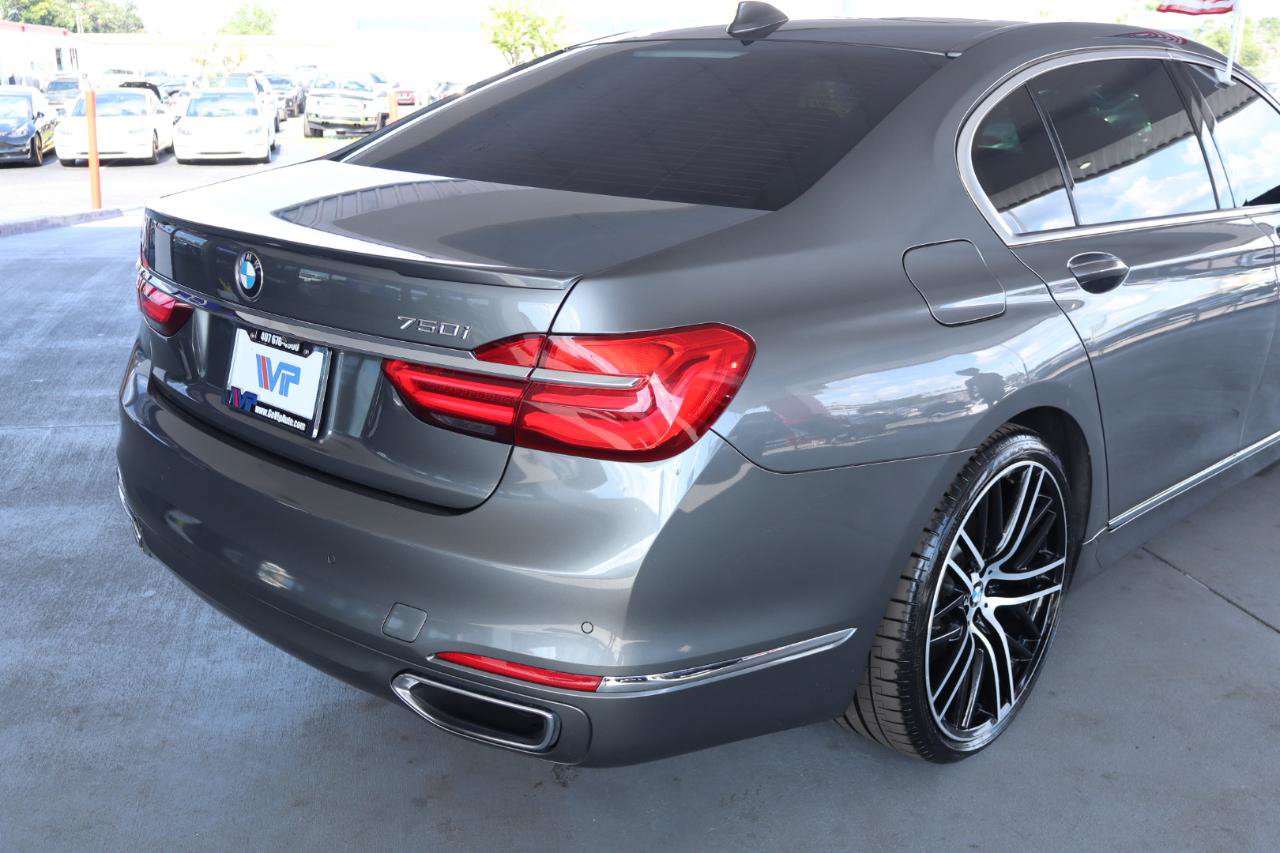 Used 2018 BMW 750i RWD image 7