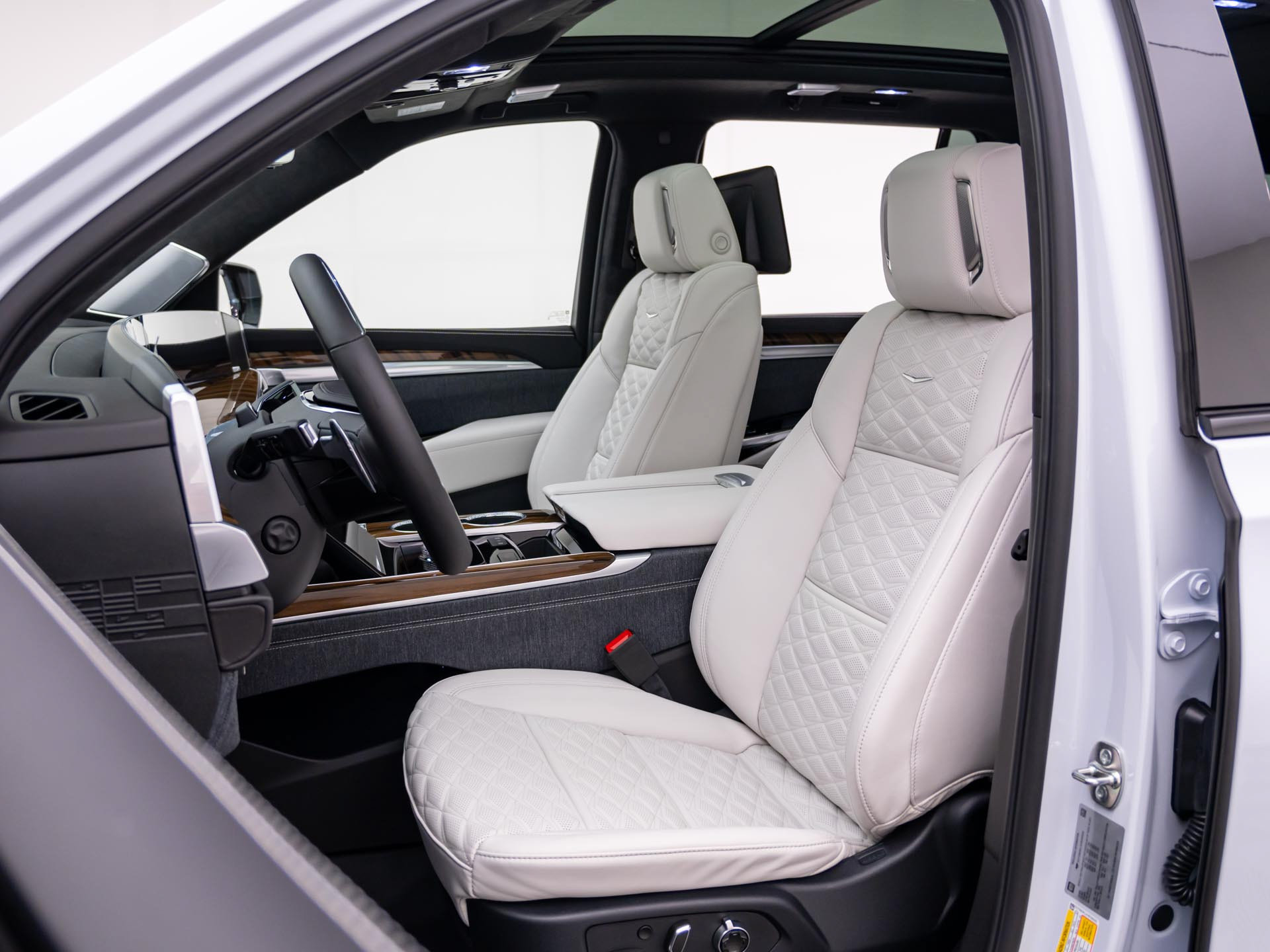 New 2027 Cadillac Escalade Platinum Sport w/ LPO, ONYX Package AWD/4WD image 14