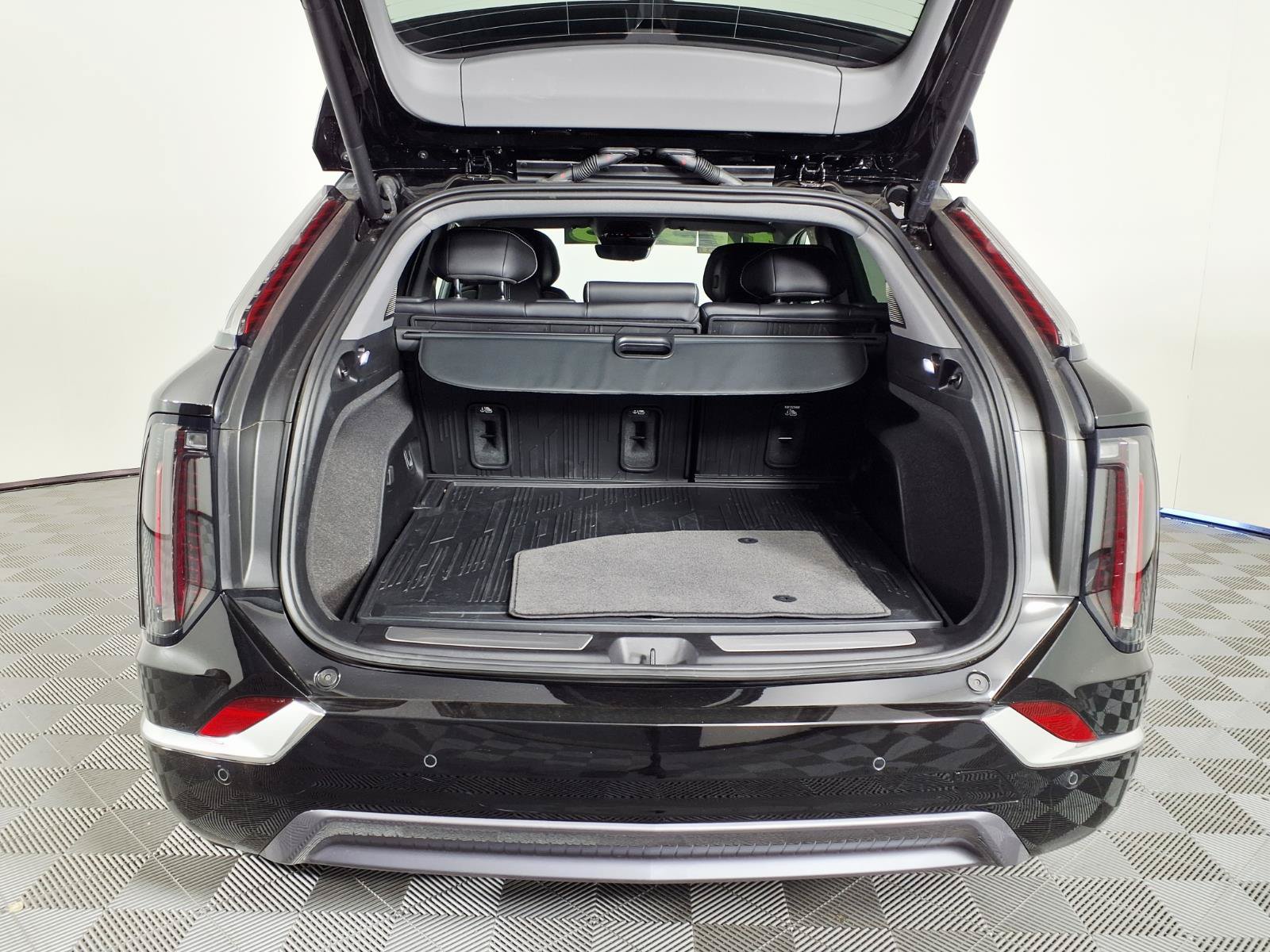 Certified 2025 Cadillac Optiq Luxury 2 w/ LPO, Floor Liner Package AWD/4WD image 8