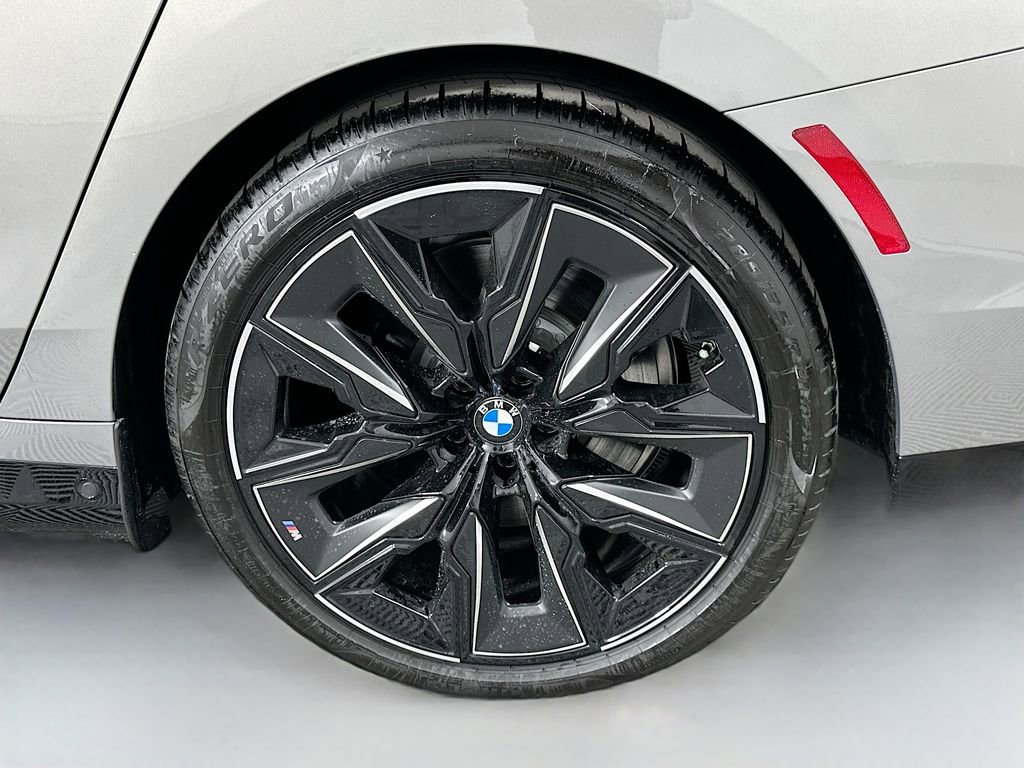 New 2026 BMW 750e xDrive w/ Executive Package image 23