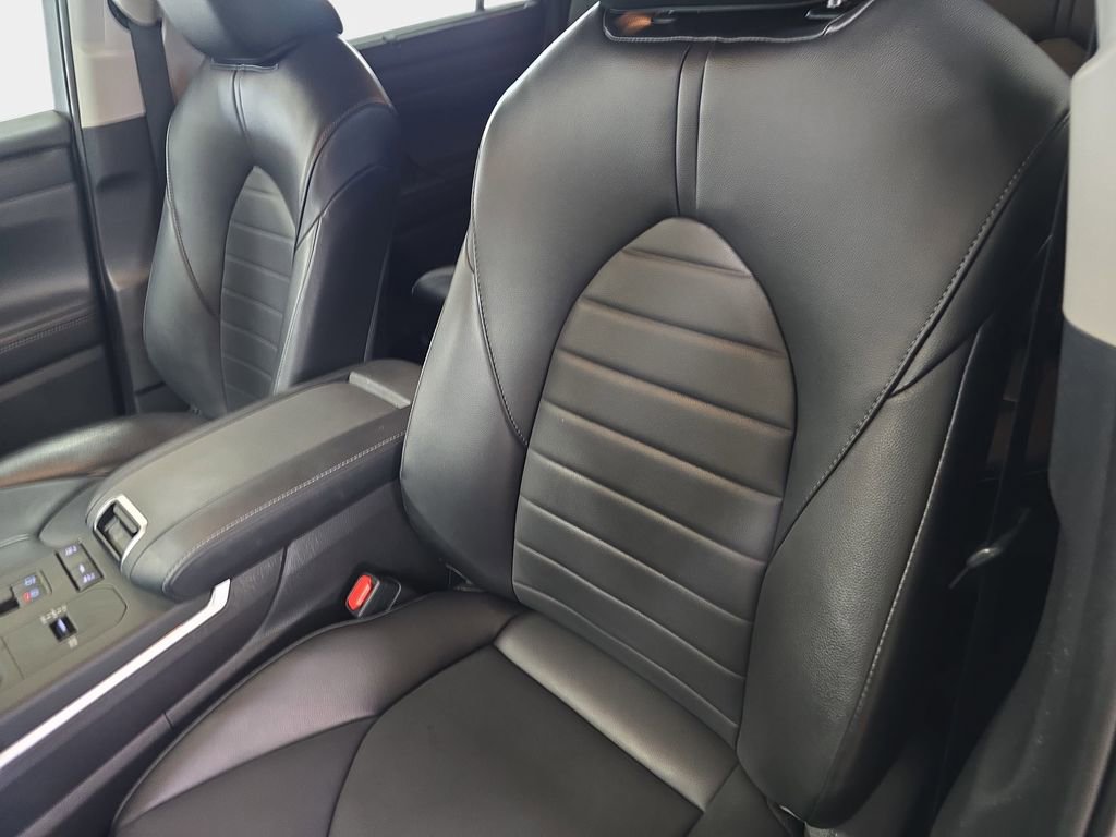 Used 2022 Toyota Highlander XLE image 14