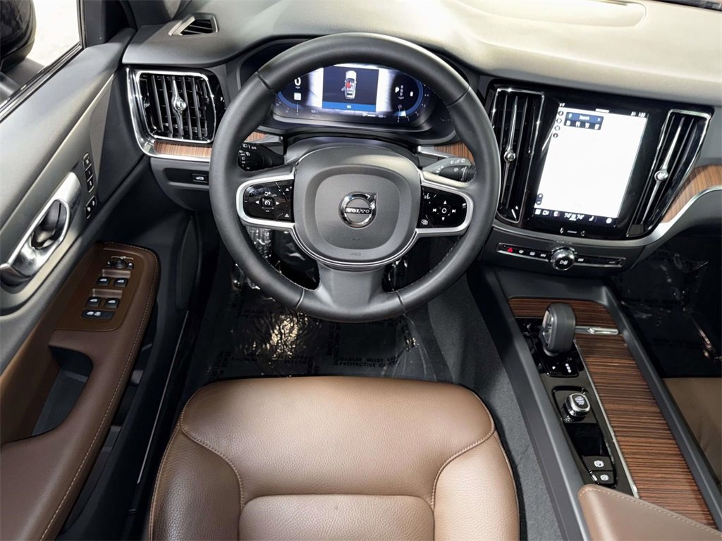 Used 2025 Volvo V60 B5 Cross Country Plus image 4