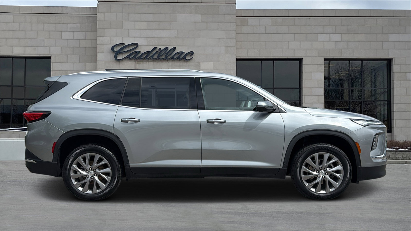 Used 2025 Buick Enclave Preferred AWD/4WD image 2