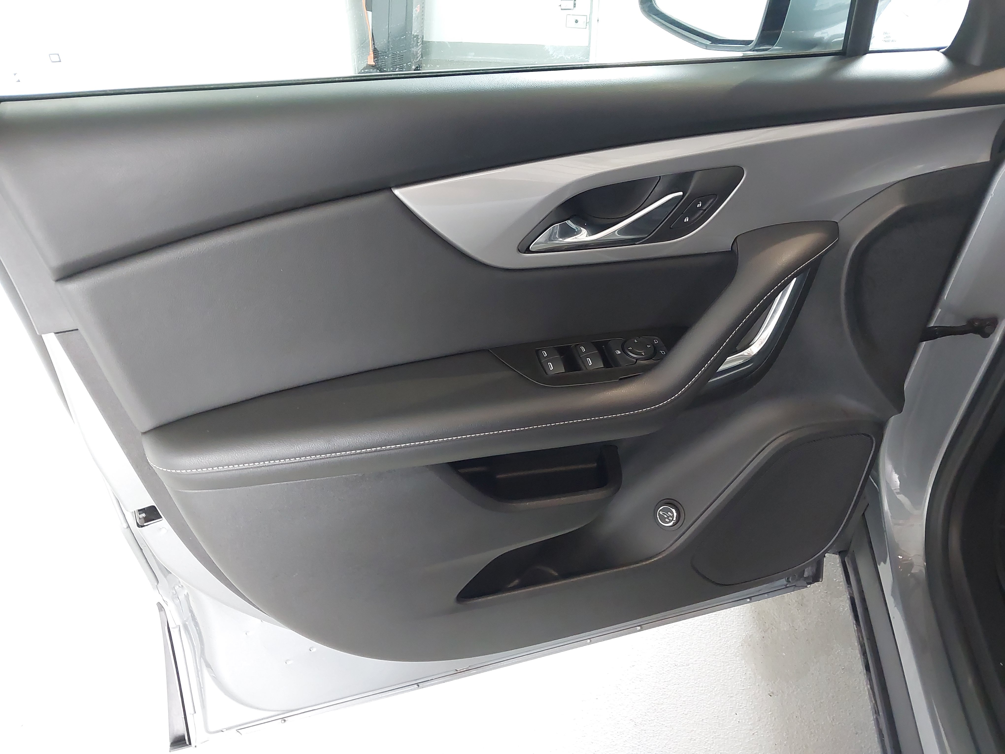Used 2025 Chevrolet Blazer LT w/ Convenience Package FWD image 25