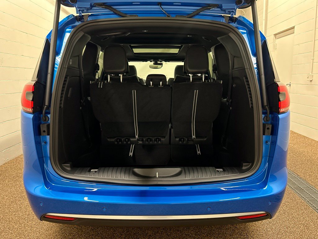 New 2027 Chrysler Pacifica Limited FWD image 17