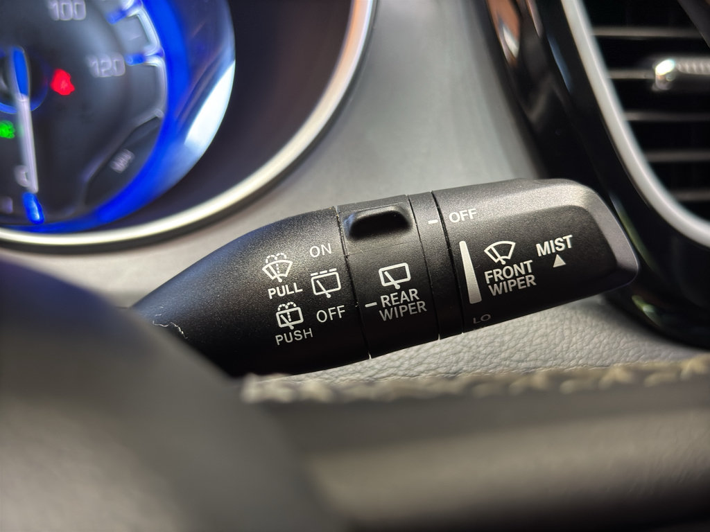 Used 2025 Chrysler Pacifica Limited FWD image 26