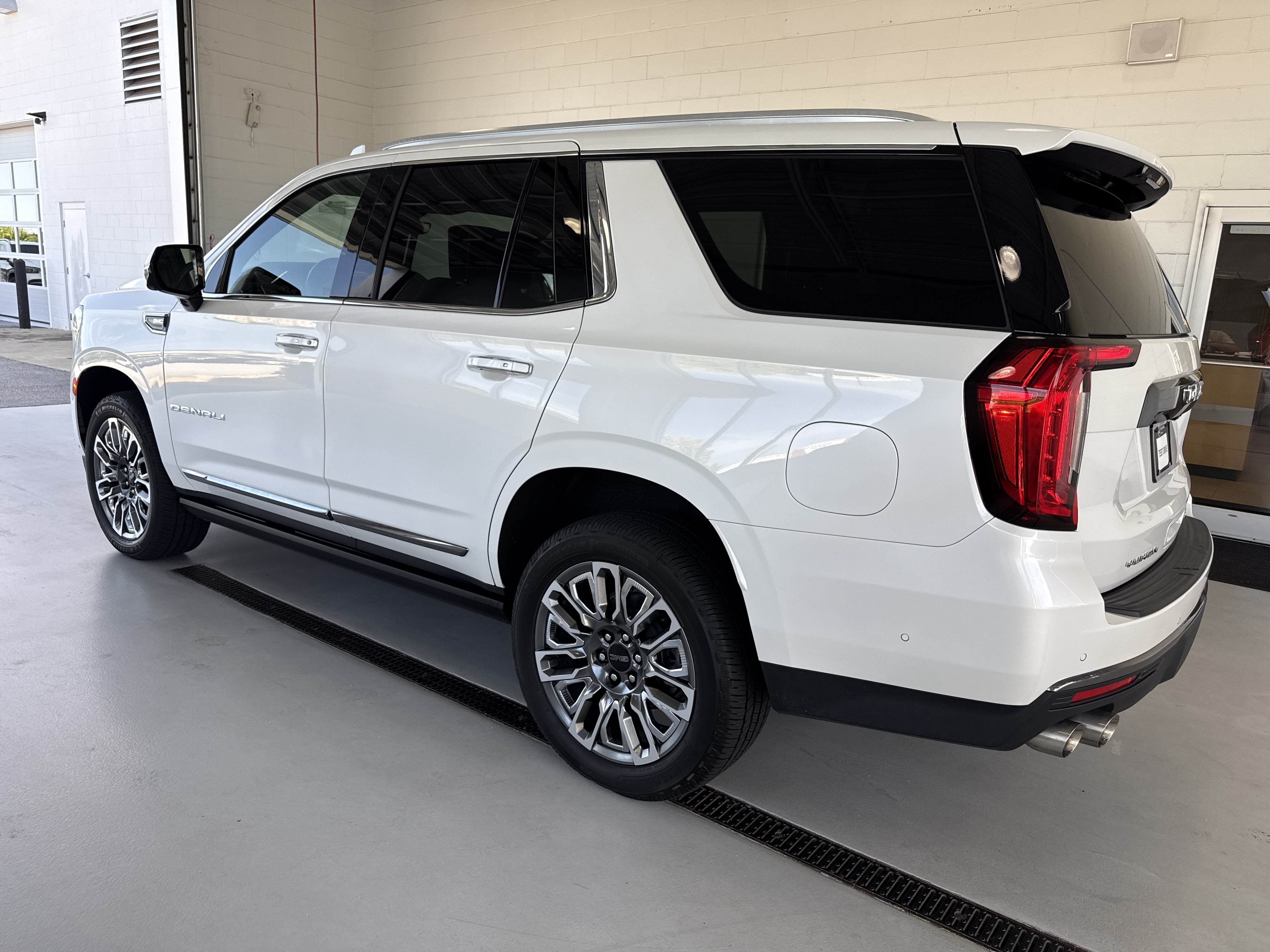 Used 2024 GMC Yukon Denali Ultimate AWD/4WD image 8