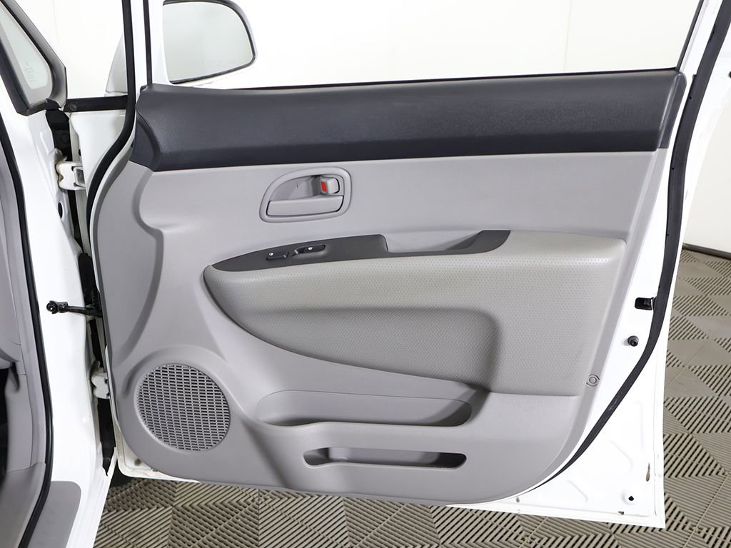 Used 2007 Kia Rondo LX w/ Convenience Pkg image 18