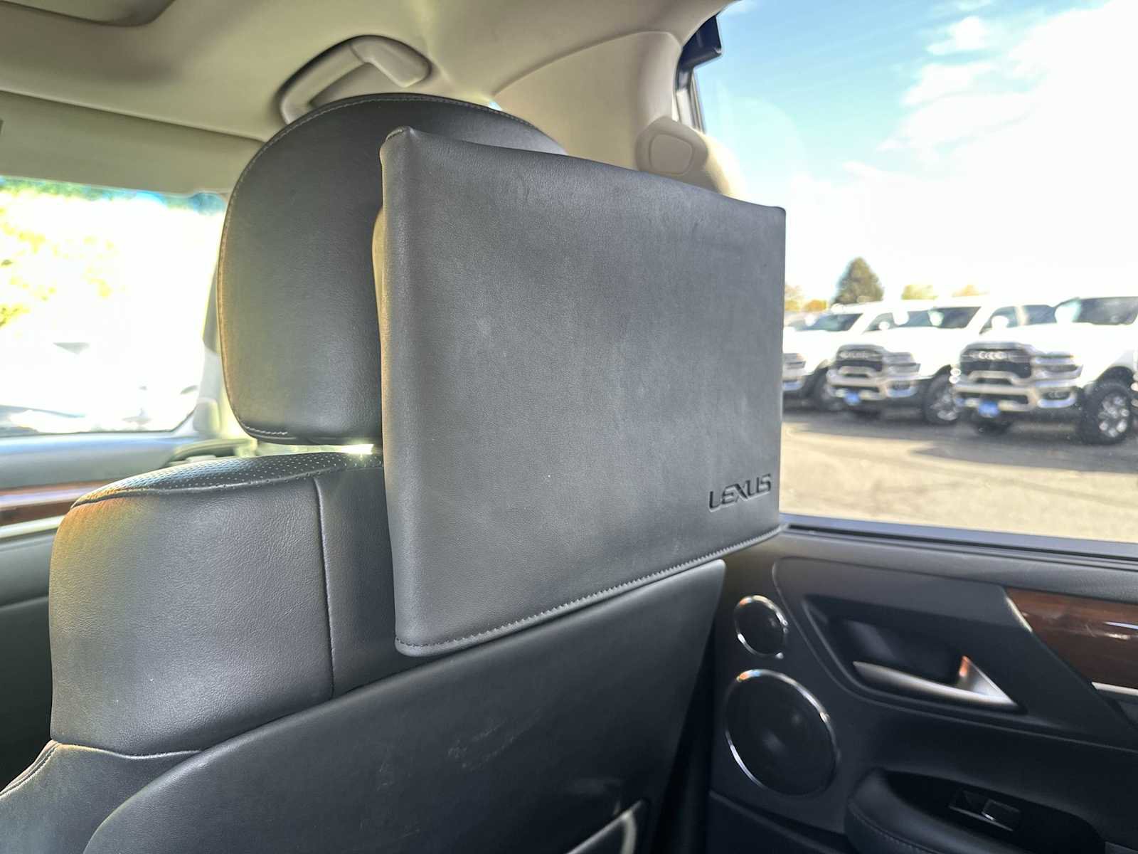 Used 2017 Lexus LX 570 4WD w/ Luxury Package image 28