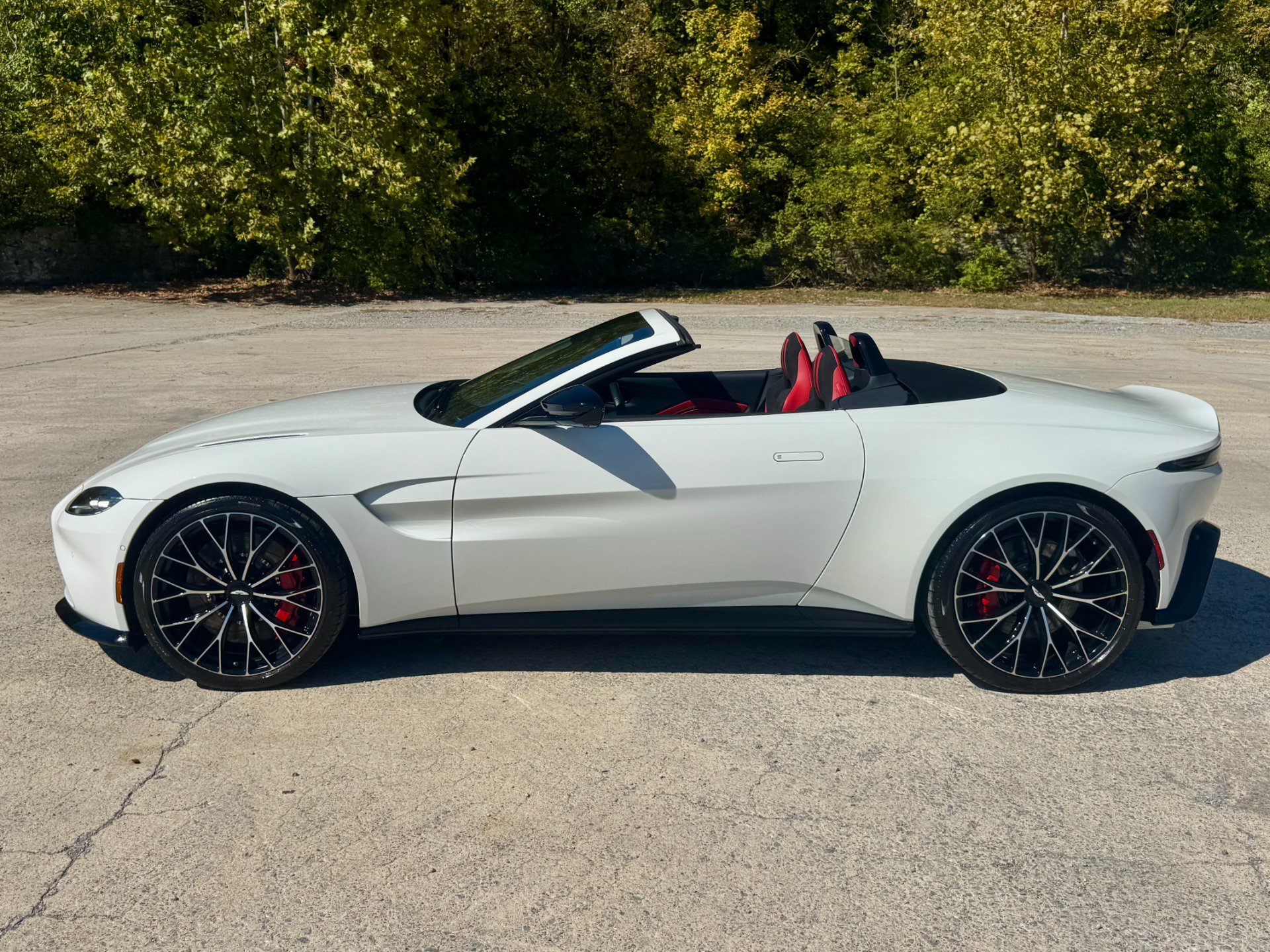 Used 2023 Aston Martin V8 Vantage Roadster RWD image 6