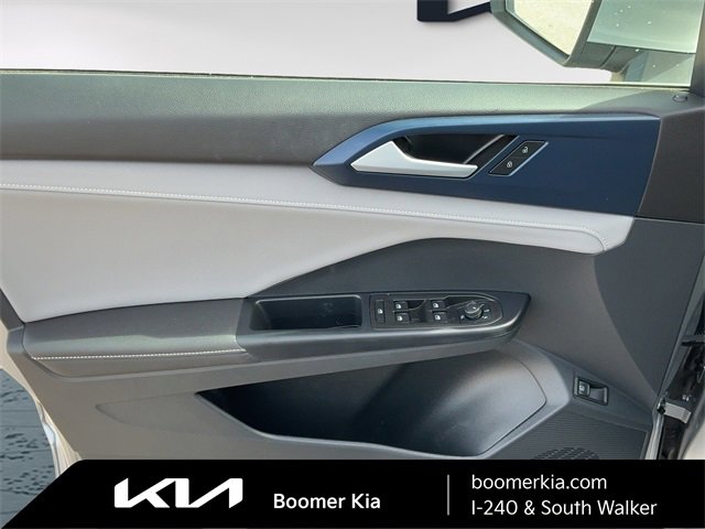 Used 2024 Volkswagen Taos SE image 16