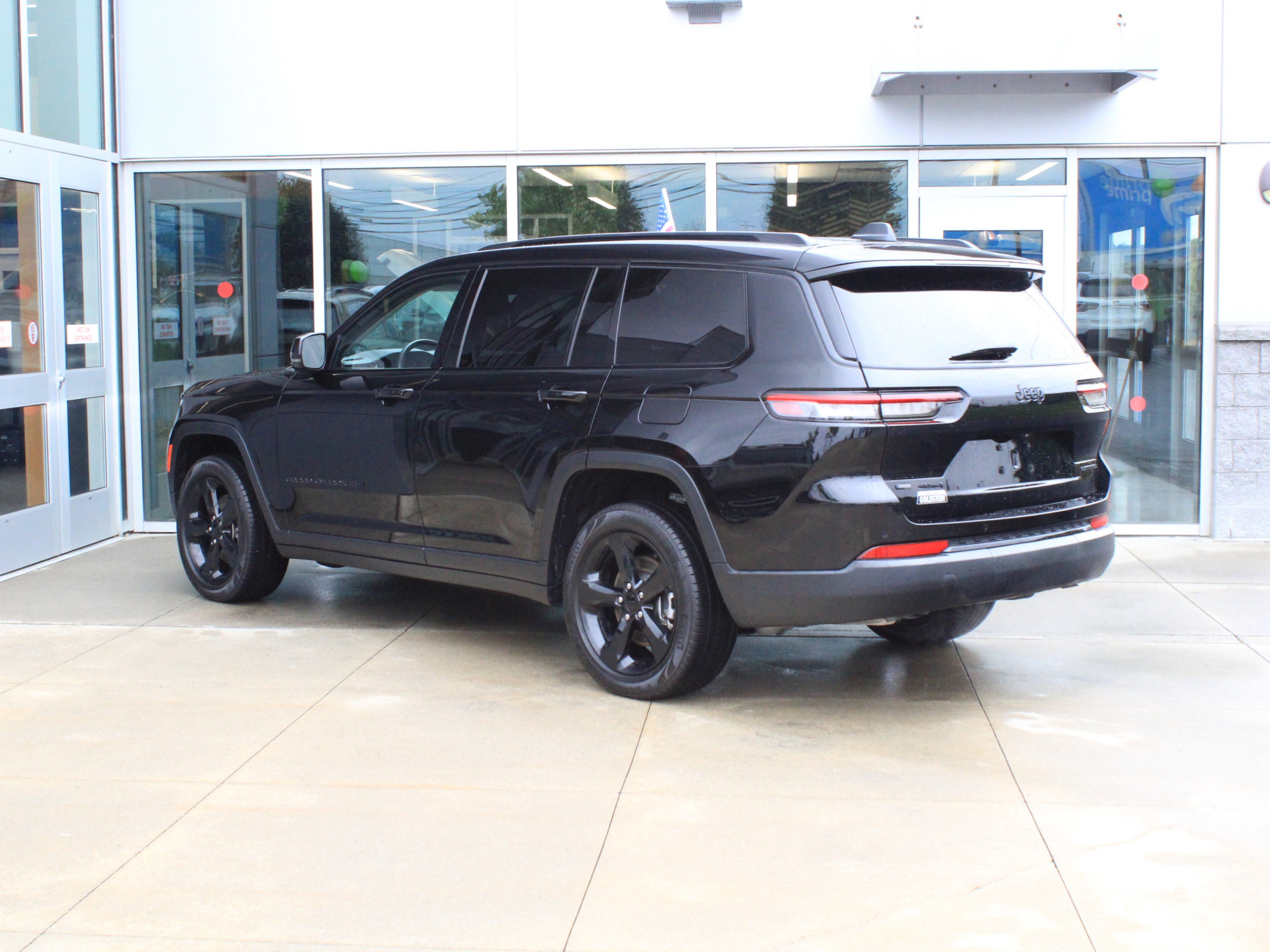 Used 2022 Jeep Grand Cherokee L Limited w/ Black Appearance Package AWD/4WD image 8