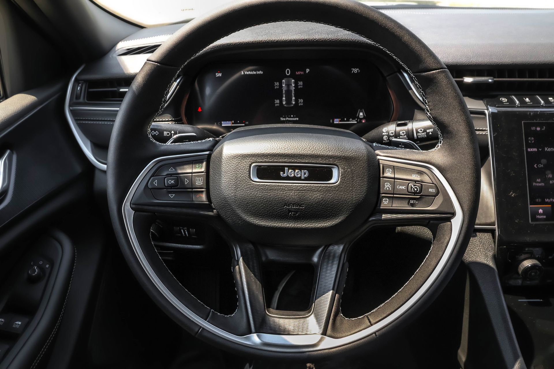 New 2025 Jeep Grand Cherokee Altitude image 28