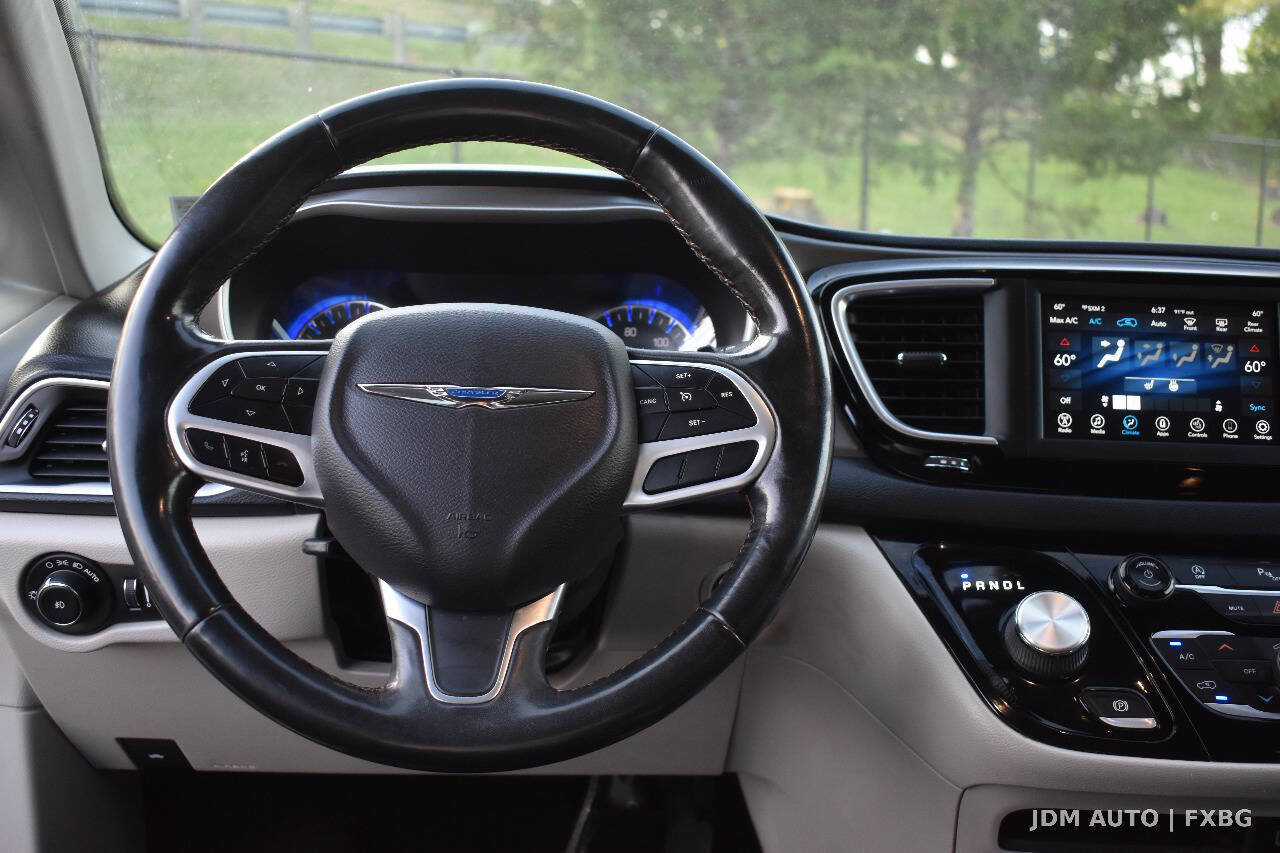Used 2020 Chrysler Pacifica Touring-L FWD image 18