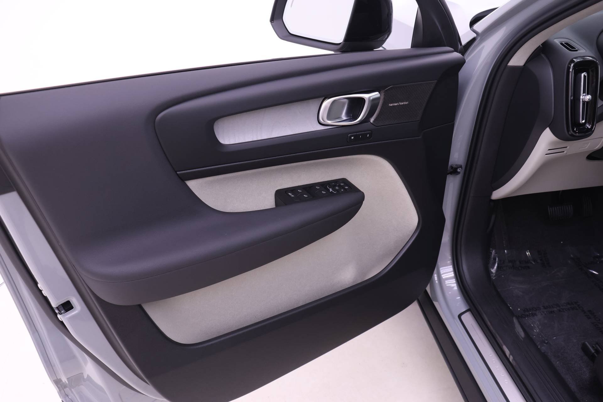 New 2026 Volvo XC40 B5 Ultra w/ Protection Package Premier AWD/4WD image 11