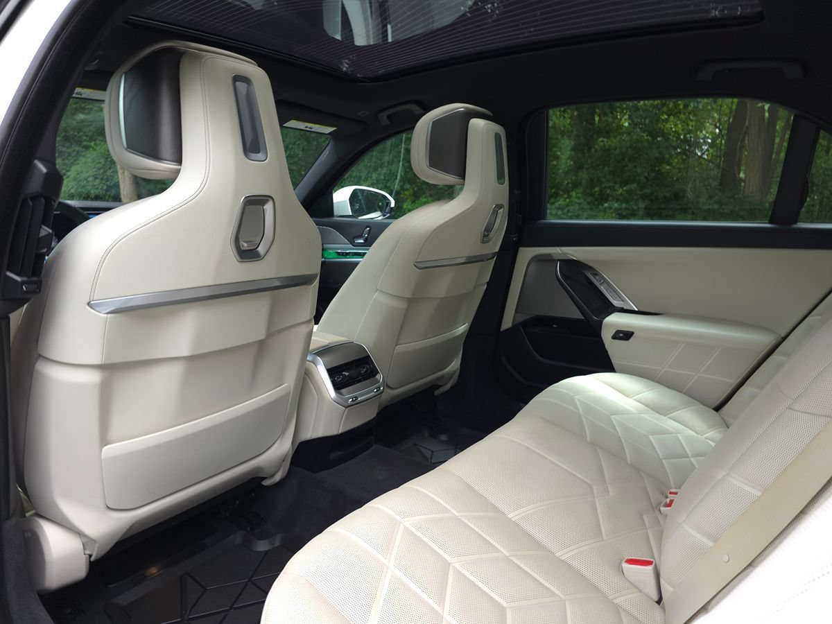 Used 2023 BMW 760i xDrive w/ Parking Assistance Package AWD/4WD image 14