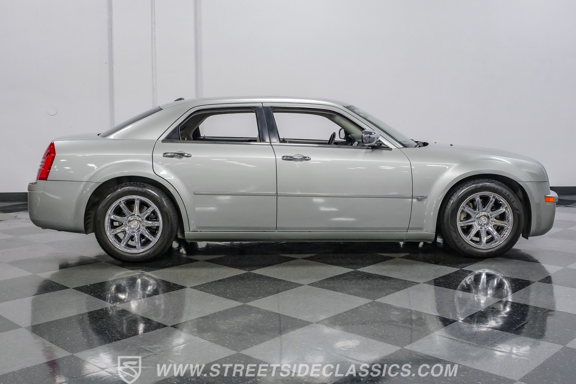 Used 2005 Chrysler 300 C w/ Navigation & Sound Group II RWD image 14