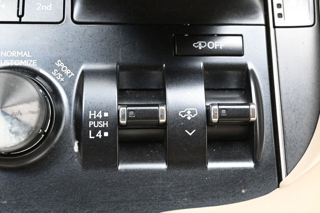 Used 2017 Lexus LX 570 4WD w/ Luxury Package image 32