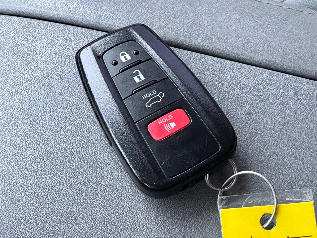 Used 2021 Toyota Highlander XLE AWD/4WD image 37