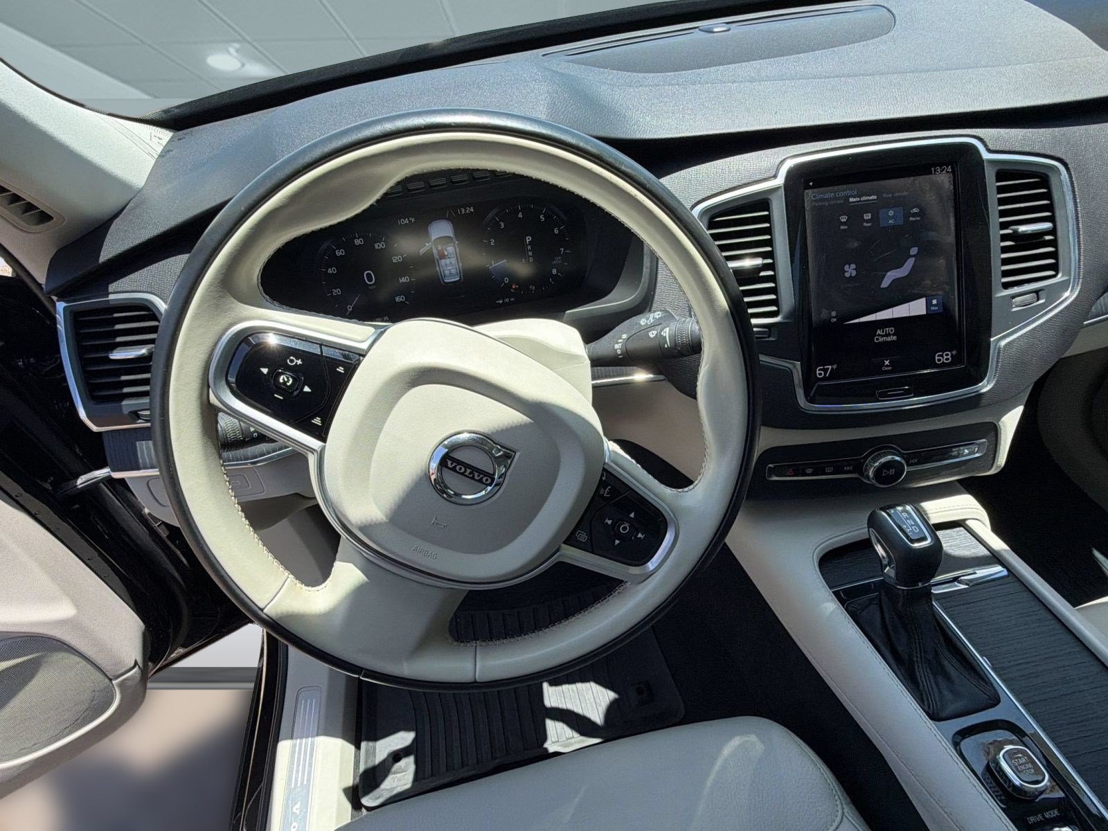 Used 2020 Volvo XC90 T5 Momentum w/ Protection Package Premier FWD image 4