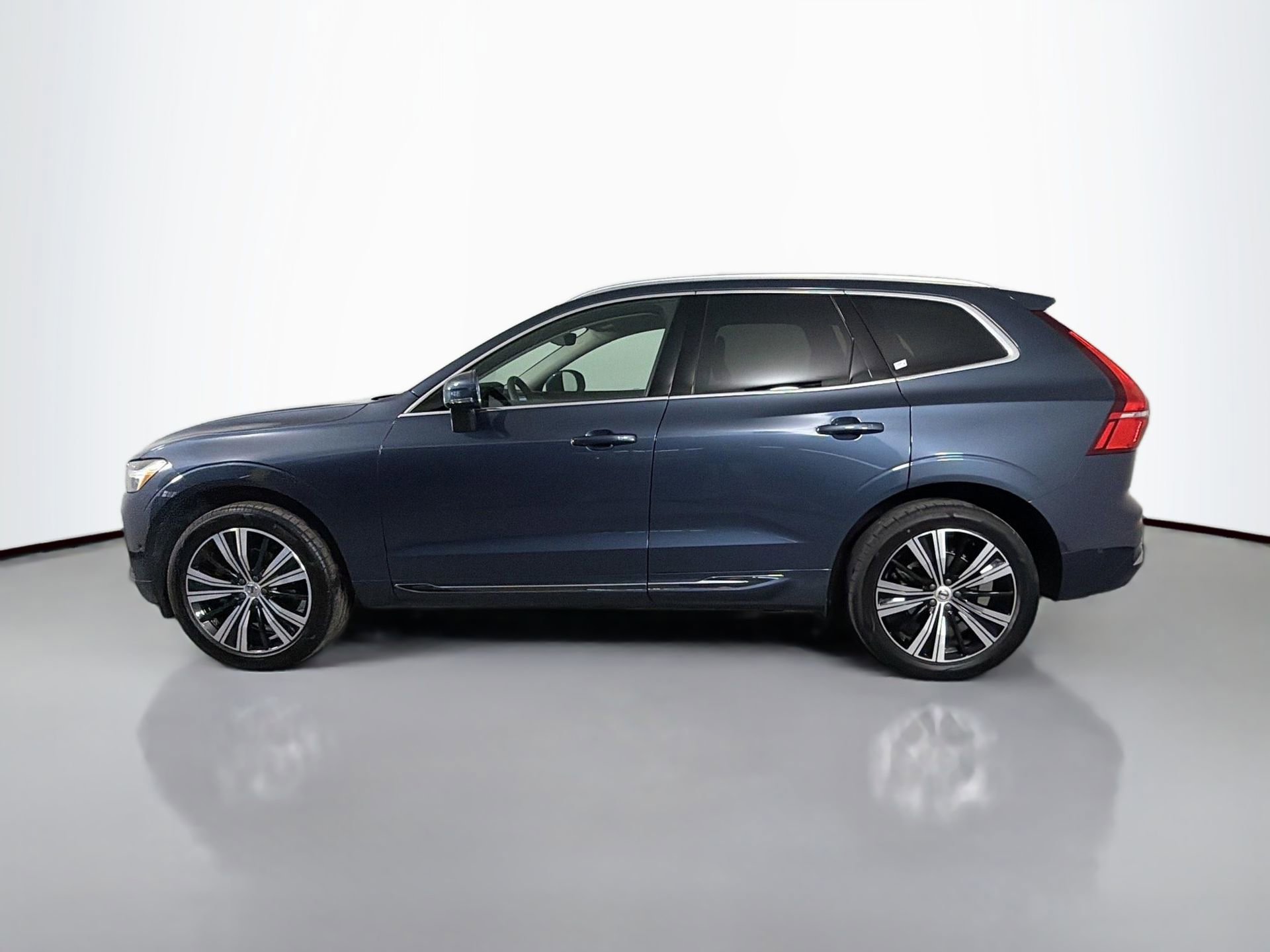 Certified 2023 Volvo XC60 B5 Plus AWD/4WD image 9