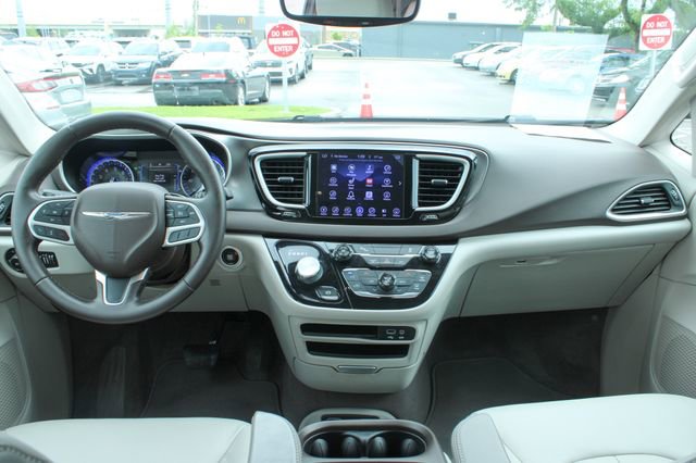Used 2017 Chrysler Pacifica Touring-L w/ Tire & Wheel Group FWD image 17