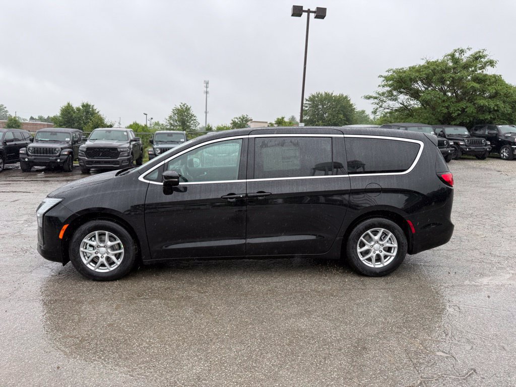 New 2027 Chrysler Pacifica Select w/ Family Tech Group FWD image 9