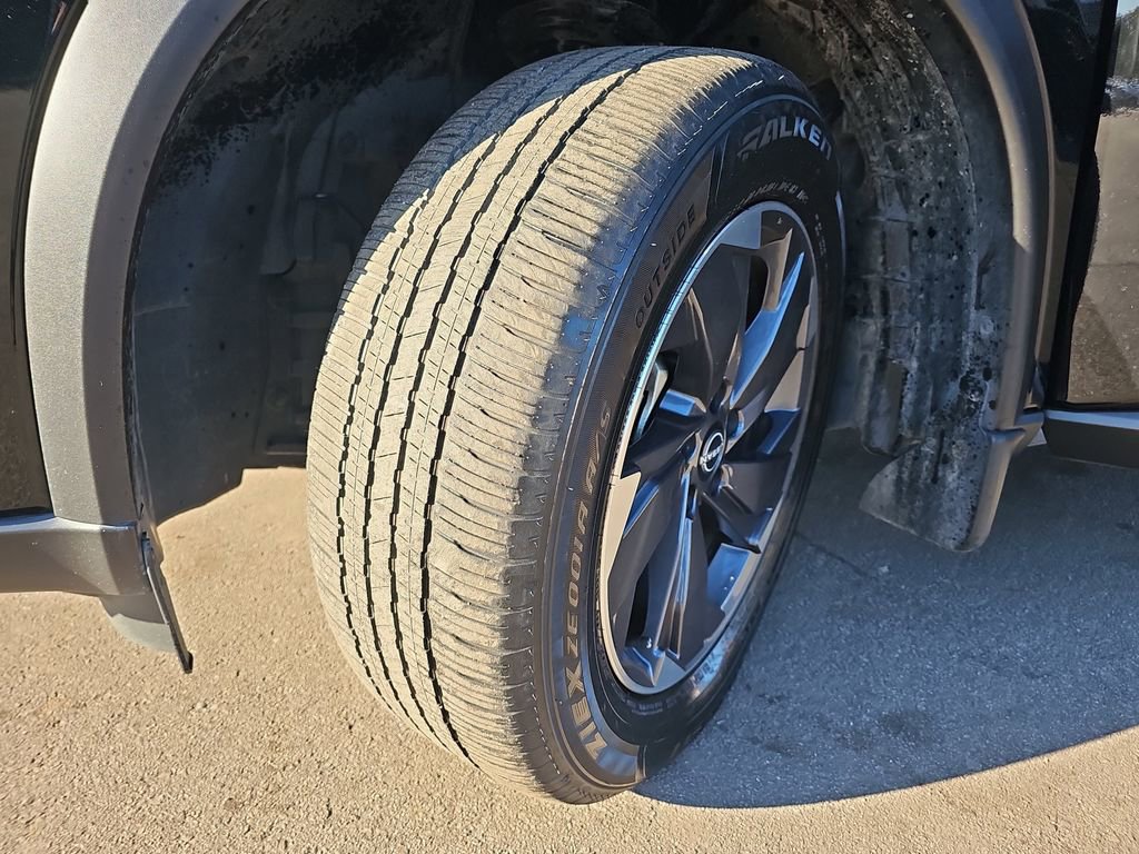 Used 2025 Nissan Rogue SV w/ SV Premium Package image 35