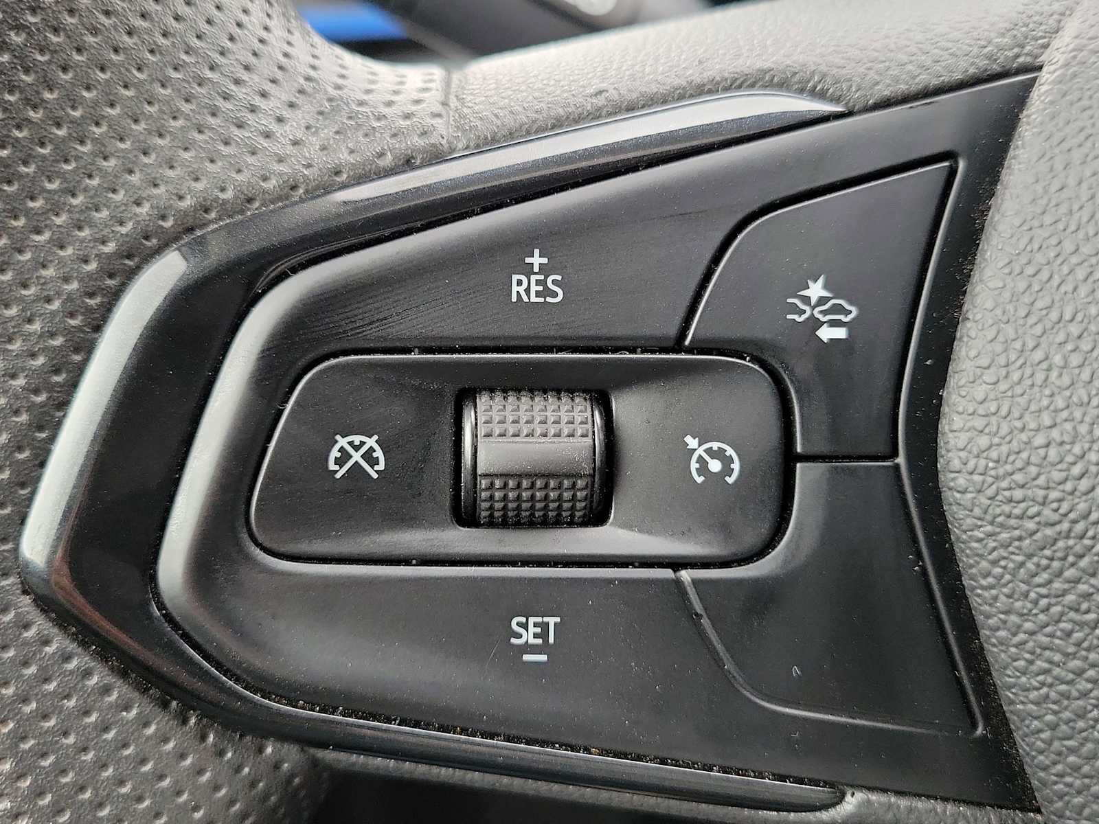 Used 2025 Chevrolet Trax LT FWD image 23