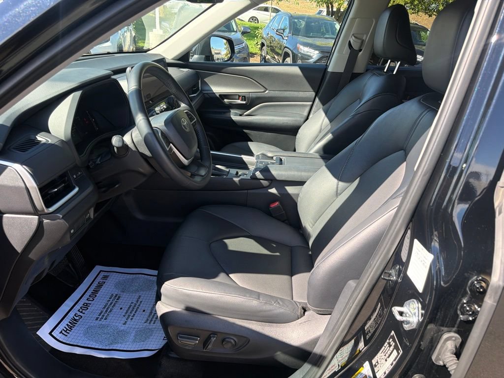 Used 2025 Toyota Grand Highlander AWD image 22