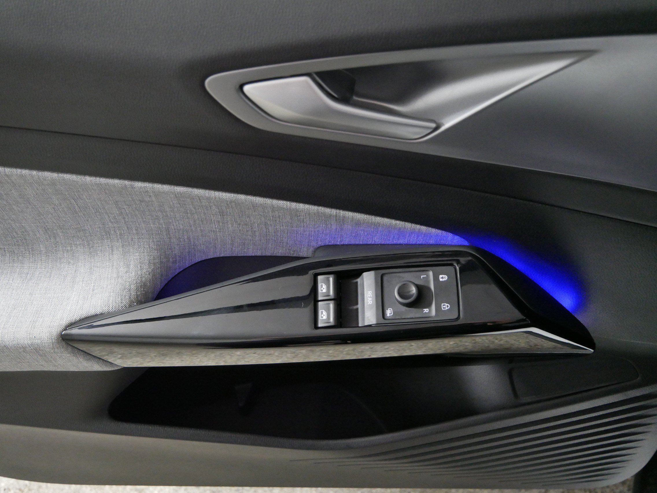 Used 2024 Volkswagen ID.4 Pro image 19