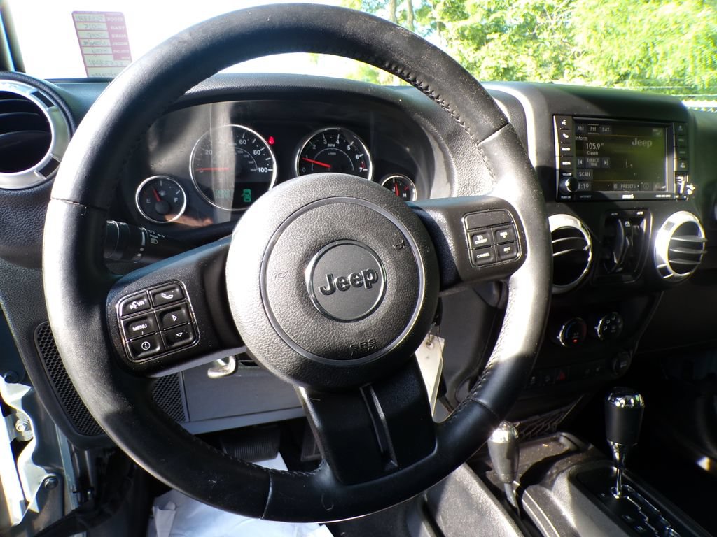 Used 2015 Jeep Wrangler Unlimited Sahara w/ Connectivity Group AWD/4WD image 12