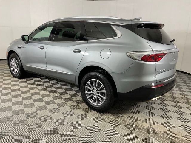 Used 2024 Buick Enclave Essence image 4